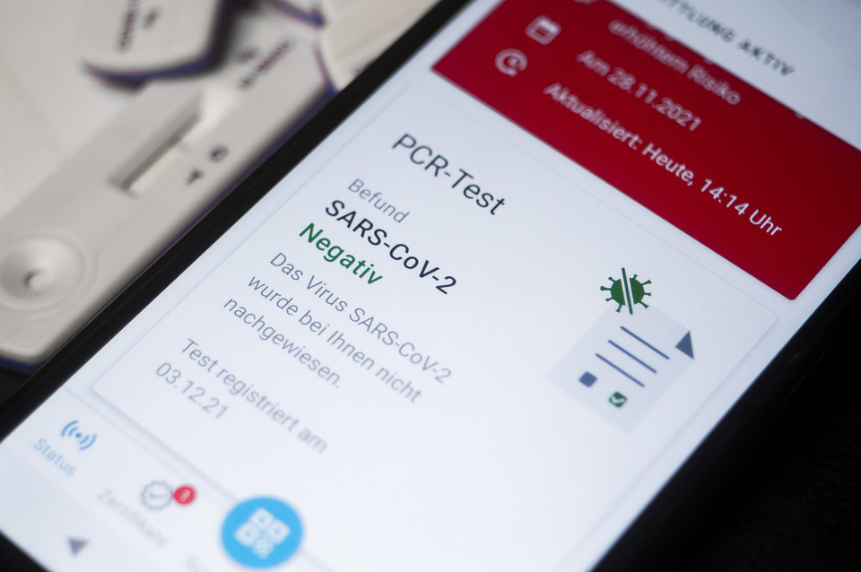 Smartphone app showing the user a negative PCR test for Corona