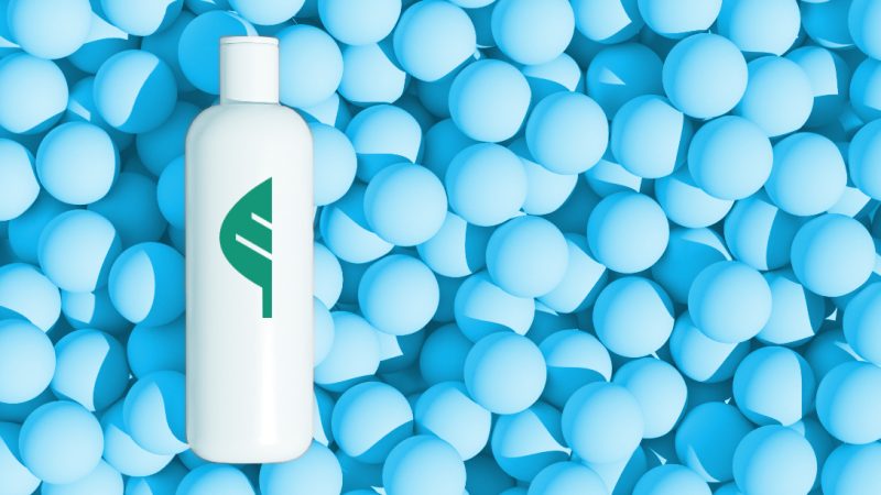 Flasche aus Bioplastik mit Bionanopolys-Logoaufdruck.